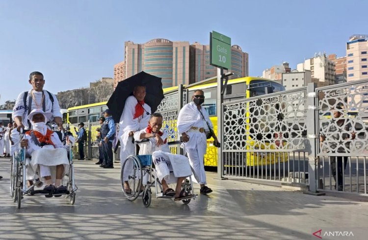 ilustrasi - Jemaah calon haji Indonesia yang menggunakan layanan bus Selawat untuk beribadah di Masjidil Haram tiba di terminal Syib Amir, Makkah, Arab Saudi, Senin (12/5/2025). ANTARA FOTO/Andika Wahyu/rwa.