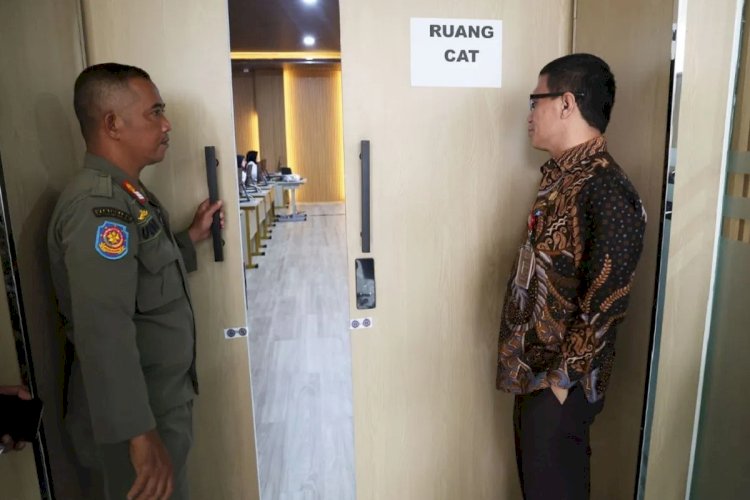 ilustrasi - Plh. Sekretaris Daerah Banten Nana Supiana (kanan) melihat proses seleksi rekrutmen CAT calon pegawai RSUD Labuan dan Cilograng di Kantor Badan Kepegawaian Daerah Provinsi Banten, Kota Serang, Jumat (11/4/2025). ANTARA/HO-Pemprov Banten