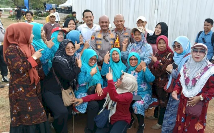 Kapolres Serang, AKBP Condro Sasongko saat berfoto bersama warga (Dirhat/RMOL Banten)