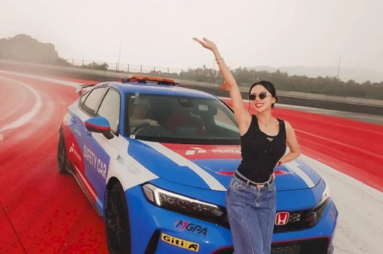 ilustrasi - Selebritas Wika Salim saat berfoto di tikungan 10 Pertamina Mandalika International Circuit, Lombok, NTB, Jumat (03/01/2024). (ANTARA/HO-MGPA)
