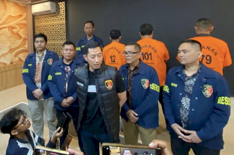 ilustrasi - Dirkrimum Polda Banten Kombes Pol Dian Setyawan (tengah) memberikan keterangan pers terkait penetapan tiga tersangka dugaan minta proyek Rp5 triliun ke PT Chengdu atas pembangunan pabrik CAA di Mapolda Banten, Kota Serang, Jumat (16/5/2025). ANTARA/Dokumentasi Pribadi