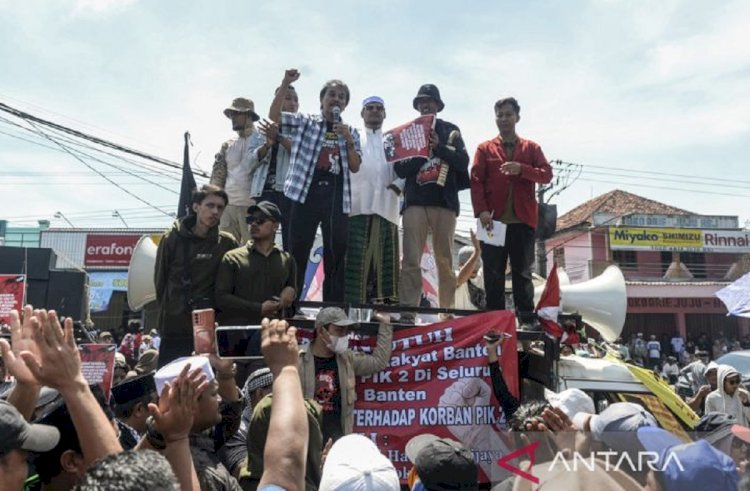 ilustrasi - Pakar telematika Roy Suryo (ketiga kiri) menyampaikan orasi saat Aksi Banten Melawan di Tugu Cangkir Kronjo, Kabupaten Tangerang, Banten, Minggu (18/5/2025). ANTARA FOTO/Putra M. Akbar/gp