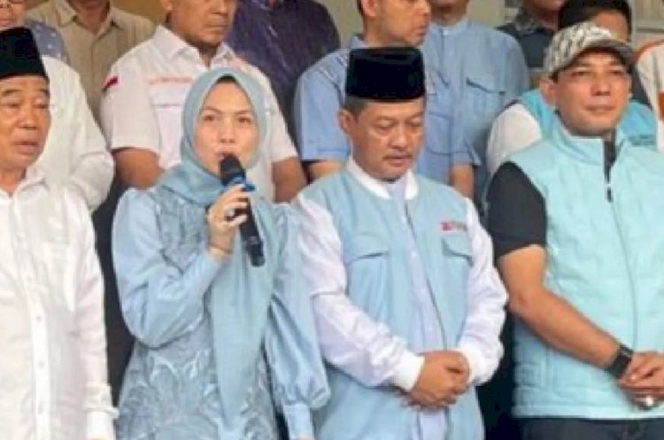 ilustrasi - Bupati Serang terpilih Ratu Rachmatu Zakiyah (kedua dari kiri) dan Wakil Bupati Serang Najib Hamas (ketiga dari kiri) di Serang, Banten, Senin, (19/5/2025). ANTARA/HO-Pemkab Serang