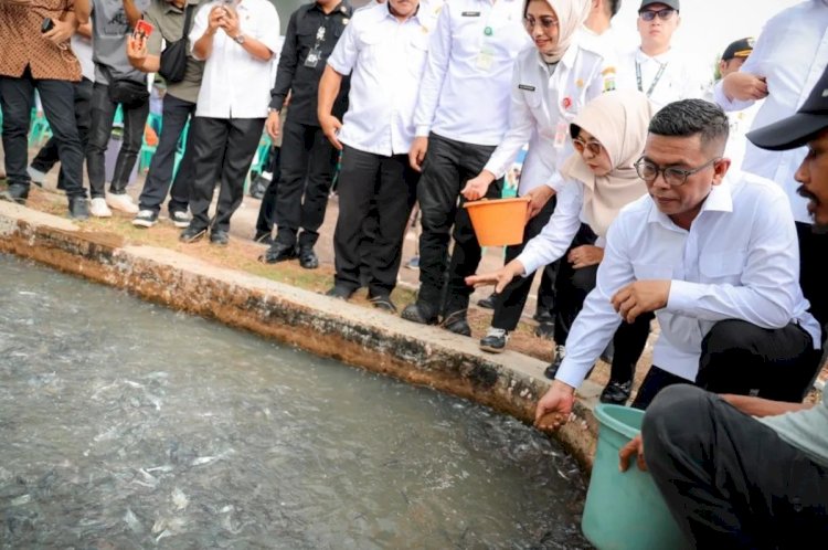 ilustrasi - Gubernur Banten Andra Soni seusai meluncurkan program Banten Makmur di UPTD Produksi dan Pengembangan Perikanan Budidaya, Desa Curugbarang, Kecamatan Cipeucang, Kabupaten Pandeglang, Rabu (21/5/2025). (ANTARA/HO-Pemprov Banten)