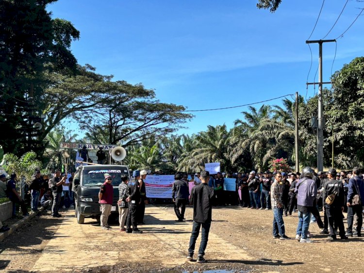 Massa aksi saat menggeruduk Pabrik Kelapa Sawit di Lebak (Ist)