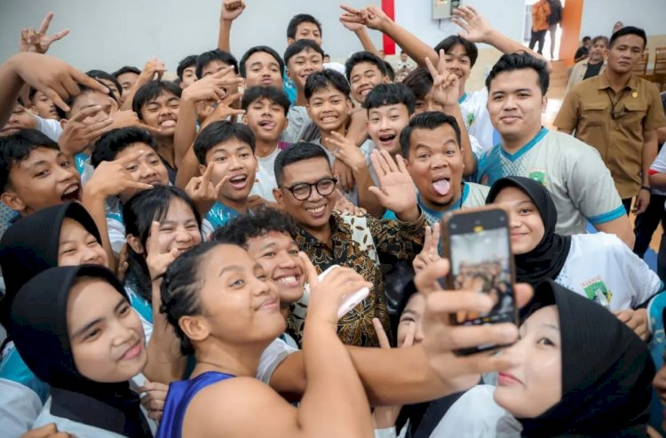 ilustrasi - Gubernur Banten Andra Soni berswafoto bersama atlet Pekan Olahraga Pelajar Nasional (Popnas) 2025 di Pusat Pendidikan dan Latihan Olahraga Pelajar (PPLP) Provinsi Banten, Drangong, Kota Serang, Kamis (22/5/2025). (ANTARA/HO-Pemprov Banten)