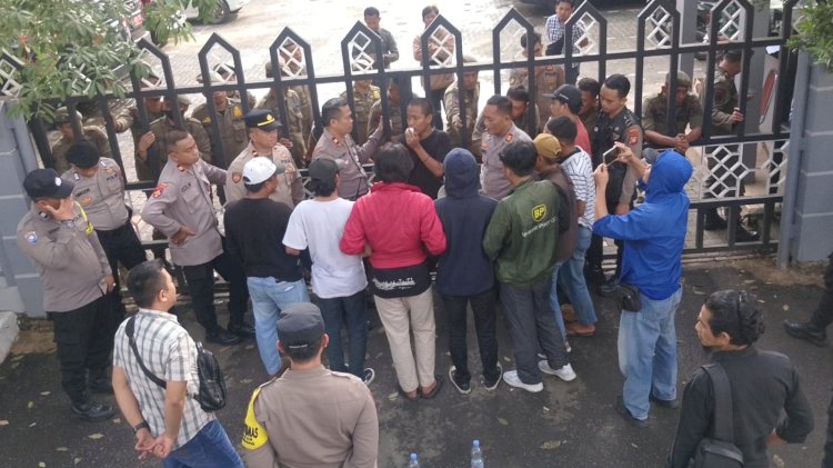 Aktivis gelar demo di kantor DPMPTSP Kab Tangerang.